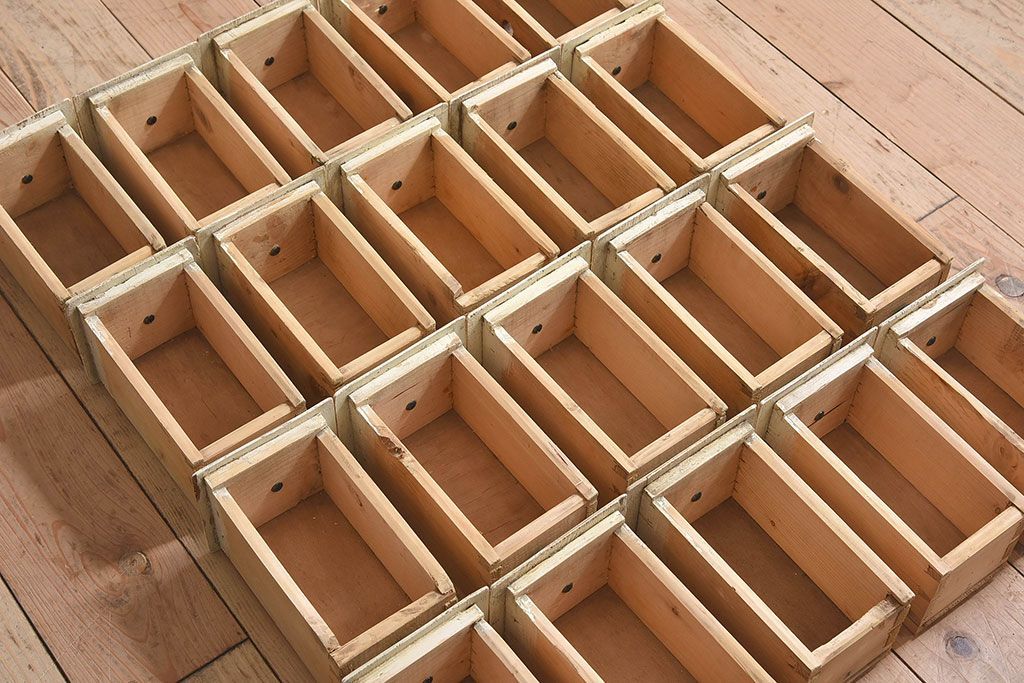 アンティーク家具　ヨーロッパアンティーク　レトロな雰囲気がかわいい小引き出し