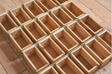 アンティーク家具　ヨーロッパアンティーク　レトロな雰囲気がかわいい小引き出し