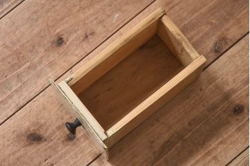 アンティーク家具　ヨーロッパアンティーク　レトロな雰囲気がかわいい小引き出し