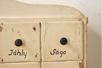 アンティーク家具　ヨーロッパアンティーク　レトロな雰囲気がかわいい小引き出し