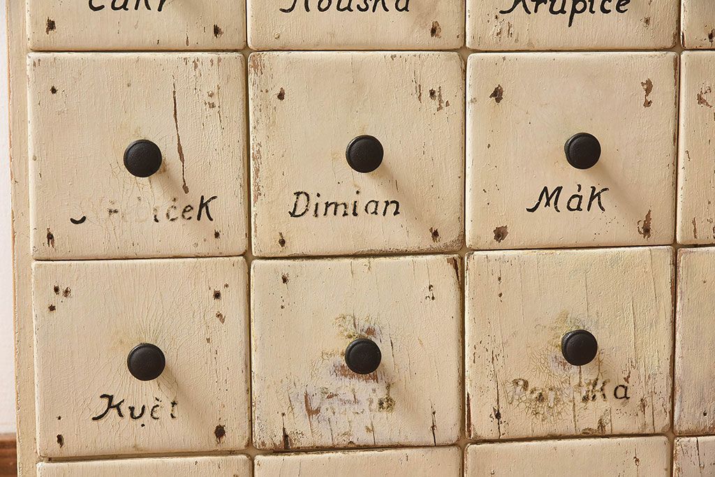 アンティーク家具　ヨーロッパアンティーク　レトロな雰囲気がかわいい小引き出し