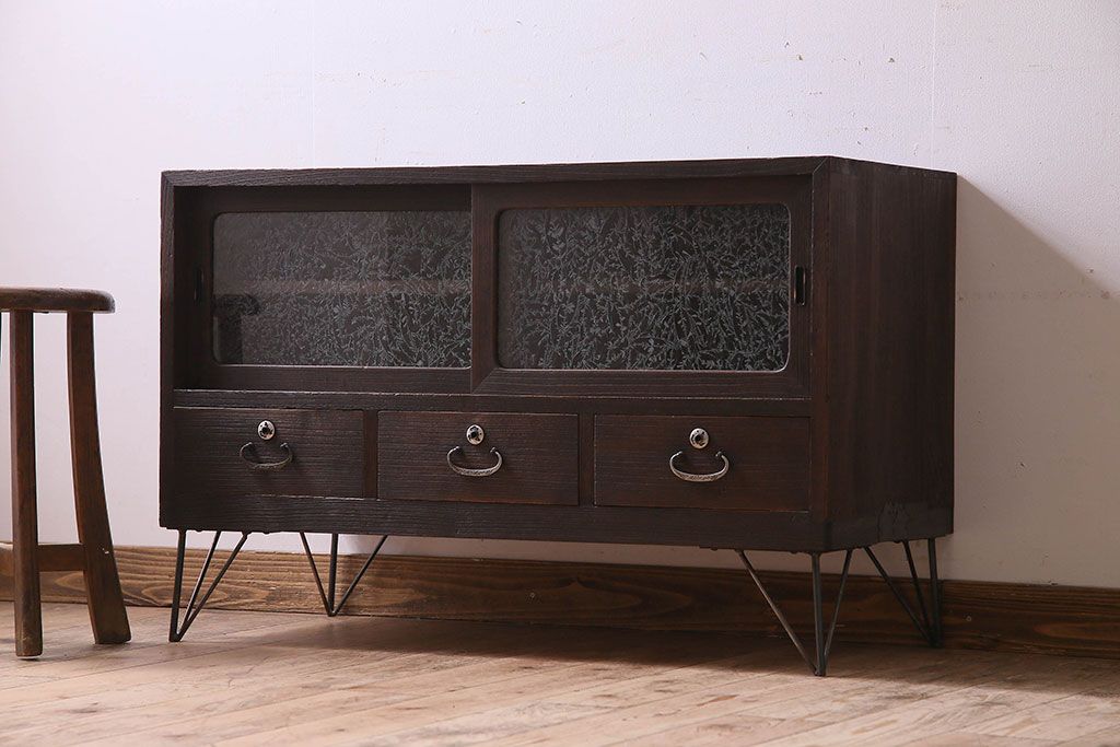 アンティーク家具　昭和期　和製アンティーク　結霜ガラス　桐材製の鉄脚ローボード(ローチェスト)