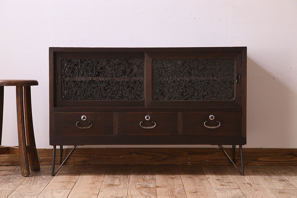 アンティーク家具　昭和期　和製アンティーク　結霜ガラス　桐材製の鉄脚ローボード(ローチェスト)