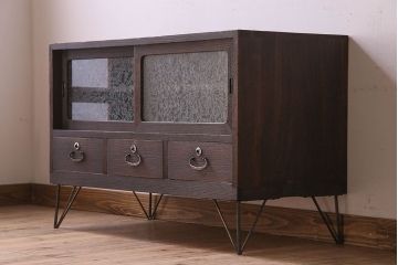 アンティーク家具　昭和期　和製アンティーク　結霜ガラス　桐材製の鉄脚ローボード(ローチェスト)