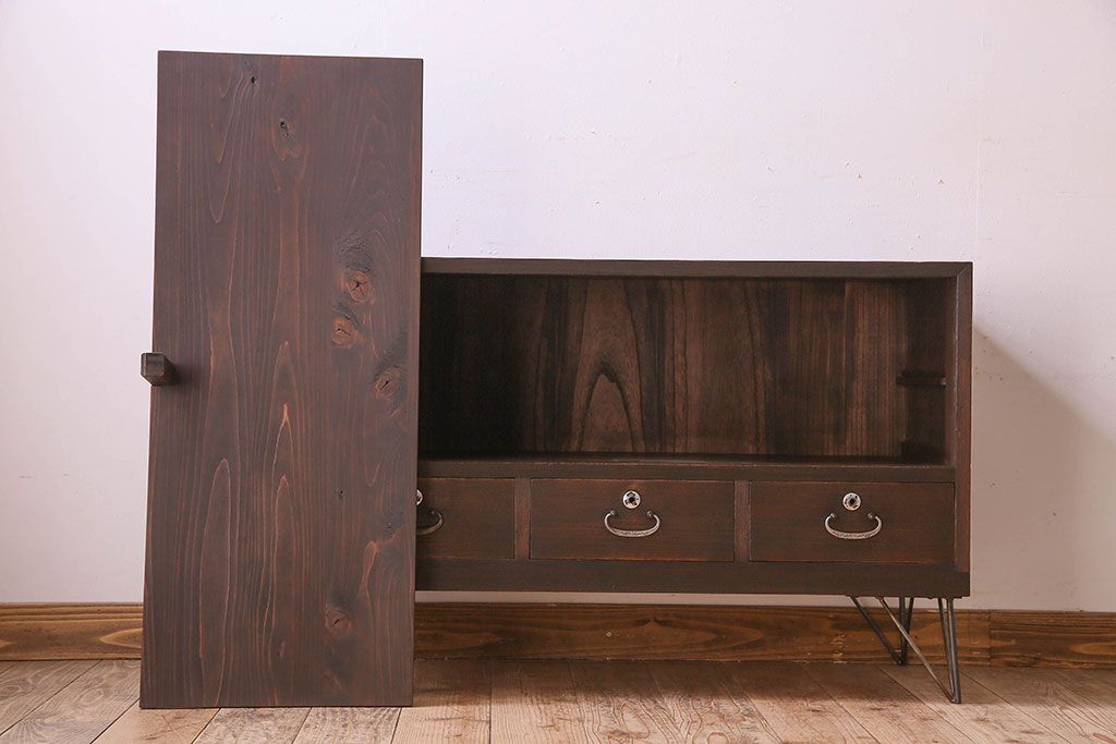 アンティーク家具　昭和期　和製アンティーク　結霜ガラス　桐材製の鉄脚ローボード(ローチェスト)