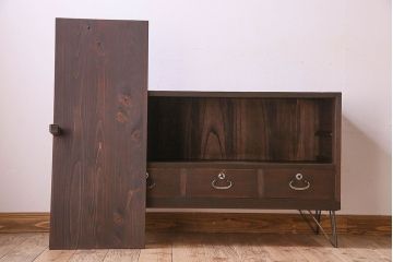 アンティーク家具　昭和期　和製アンティーク　結霜ガラス　桐材製の鉄脚ローボード(ローチェスト)