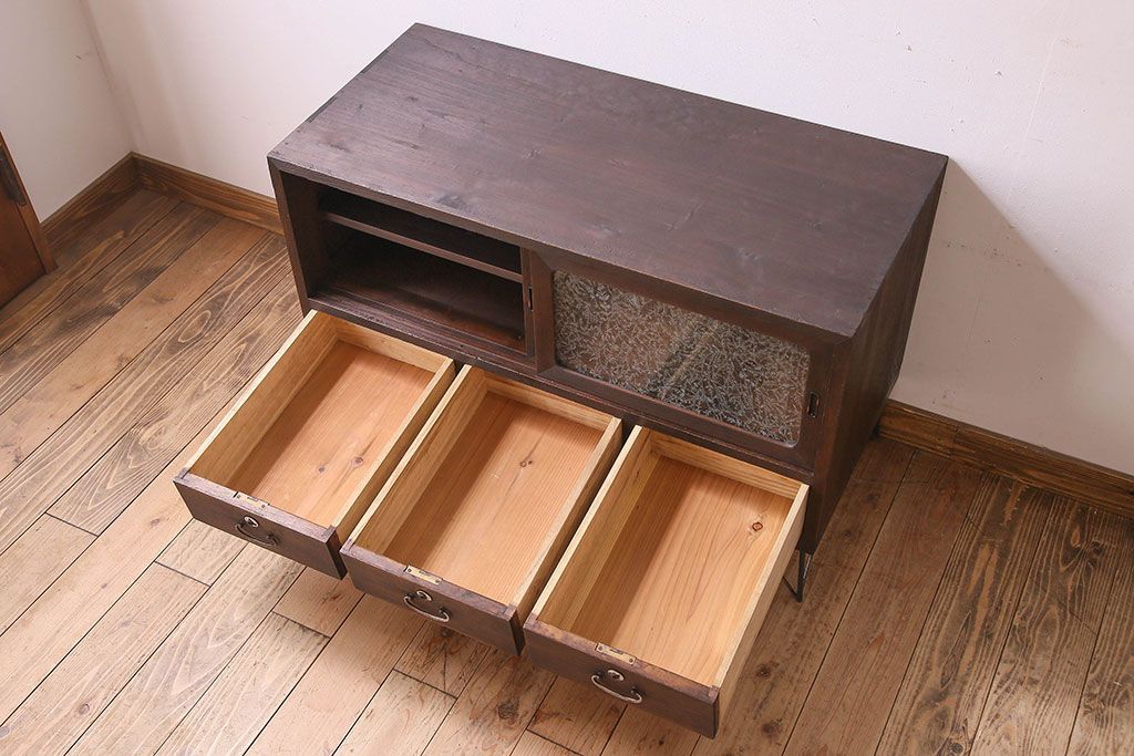 アンティーク家具　昭和期　和製アンティーク　結霜ガラス　桐材製の鉄脚ローボード(ローチェスト)