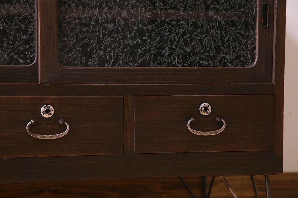 アンティーク家具　昭和期　和製アンティーク　結霜ガラス　桐材製の鉄脚ローボード(ローチェスト)