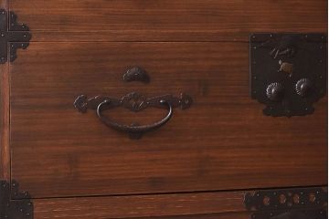 アンティーク家具　和製アンティーク　前面桐材の重ね二本松箪笥(衣装箪笥、桐箪笥、桐たんす)