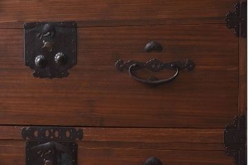 アンティーク家具　和製アンティーク　前面桐材の重ね二本松箪笥(衣装箪笥、桐箪笥、桐たんす)