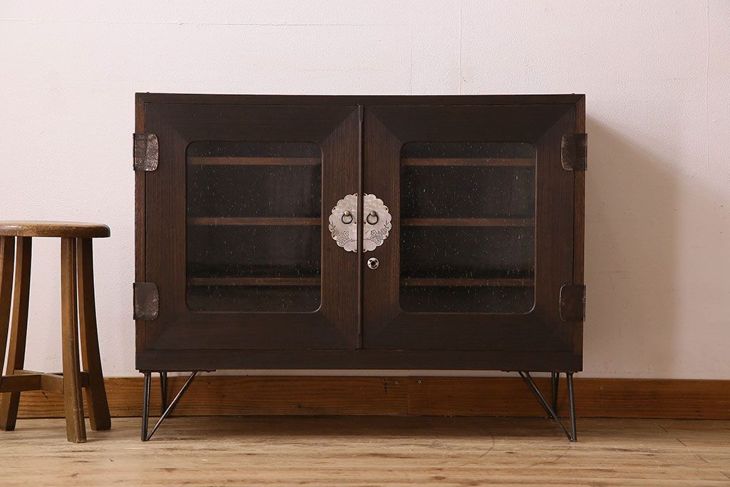 アンティーク家具　気泡ガラス入り　金具のデザインがおしゃれな鉄脚ローボード(ローチェスト)