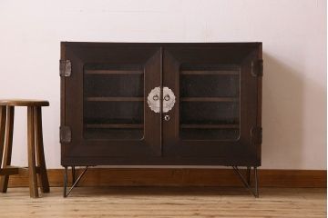 アンティーク家具　気泡ガラス入り　金具のデザインがおしゃれな鉄脚ローボード(ローチェスト)