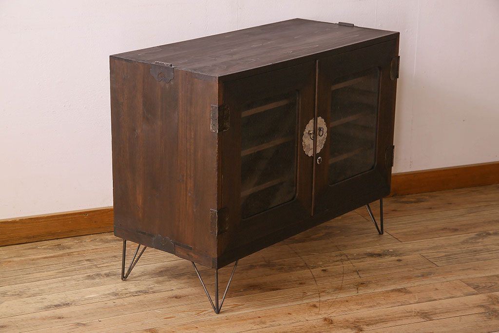 アンティーク家具　気泡ガラス入り　金具のデザインがおしゃれな鉄脚ローボード(ローチェスト)