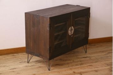 アンティーク家具　気泡ガラス入り　金具のデザインがおしゃれな鉄脚ローボード(ローチェスト)