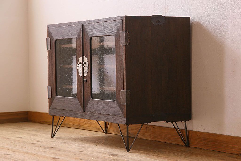 アンティーク家具　気泡ガラス入り　金具のデザインがおしゃれな鉄脚ローボード(ローチェスト)