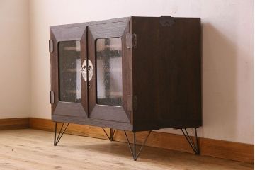 アンティーク家具　気泡ガラス入り　金具のデザインがおしゃれな鉄脚ローボード(ローチェスト)