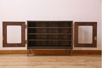 アンティーク家具　気泡ガラス入り　金具のデザインがおしゃれな鉄脚ローボード(ローチェスト)