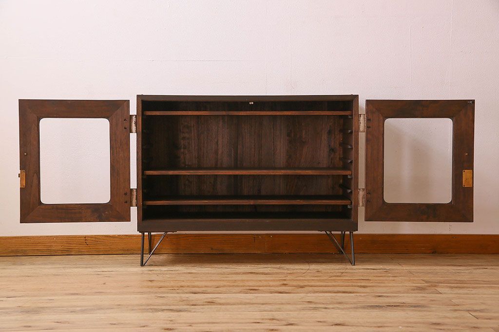 アンティーク家具　気泡ガラス入り　金具のデザインがおしゃれな鉄脚ローボード(ローチェスト)