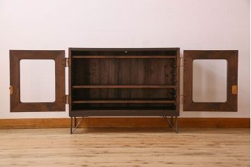 アンティーク家具　気泡ガラス入り　金具のデザインがおしゃれな鉄脚ローボード(ローチェスト)