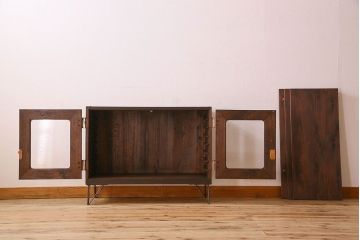 アンティーク家具　気泡ガラス入り　金具のデザインがおしゃれな鉄脚ローボード(ローチェスト)