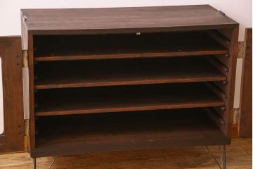 アンティーク家具　気泡ガラス入り　金具のデザインがおしゃれな鉄脚ローボード(ローチェスト)