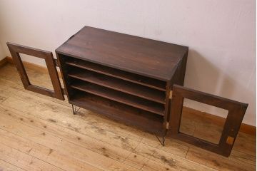 アンティーク家具　気泡ガラス入り　金具のデザインがおしゃれな鉄脚ローボード(ローチェスト)
