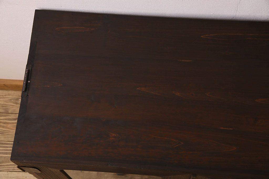 アンティーク家具　気泡ガラス入り　金具のデザインがおしゃれな鉄脚ローボード(ローチェスト)