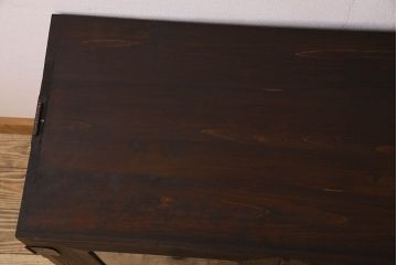 アンティーク家具　気泡ガラス入り　金具のデザインがおしゃれな鉄脚ローボード(ローチェスト)