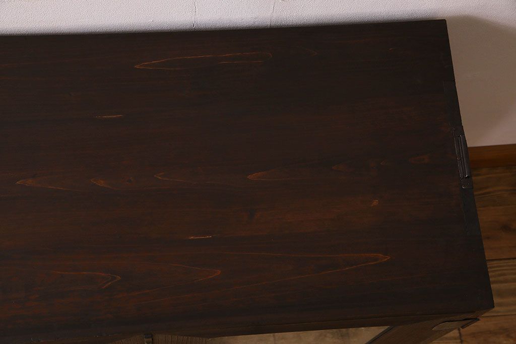 アンティーク家具　気泡ガラス入り　金具のデザインがおしゃれな鉄脚ローボード(ローチェスト)