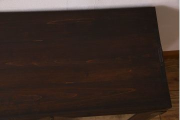 アンティーク家具　気泡ガラス入り　金具のデザインがおしゃれな鉄脚ローボード(ローチェスト)