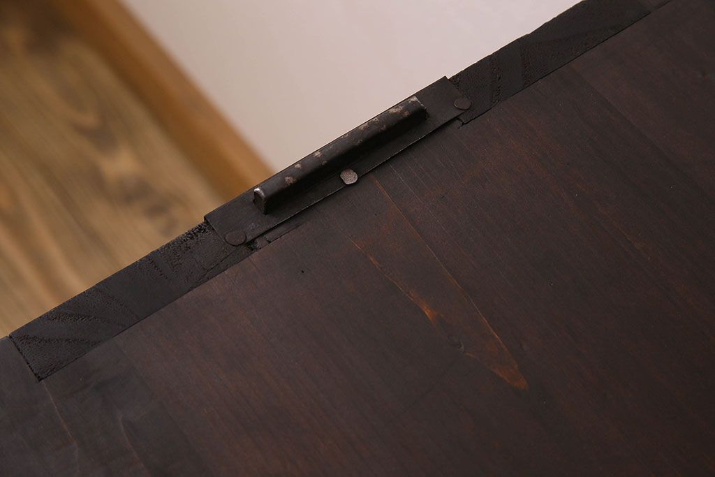 アンティーク家具　気泡ガラス入り　金具のデザインがおしゃれな鉄脚ローボード(ローチェスト)