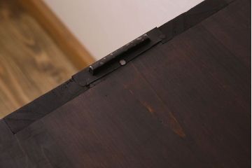 アンティーク家具　気泡ガラス入り　金具のデザインがおしゃれな鉄脚ローボード(ローチェスト)