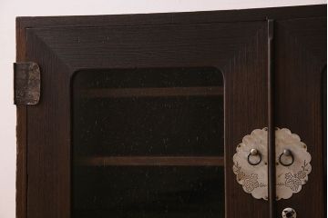 アンティーク家具　気泡ガラス入り　金具のデザインがおしゃれな鉄脚ローボード(ローチェスト)