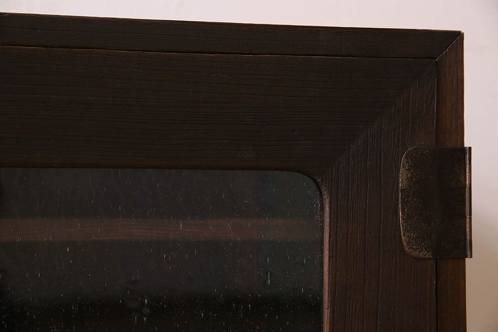 アンティーク家具　気泡ガラス入り　金具のデザインがおしゃれな鉄脚ローボード(ローチェスト)