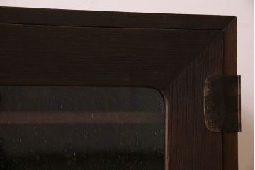 アンティーク家具　気泡ガラス入り　金具のデザインがおしゃれな鉄脚ローボード(ローチェスト)