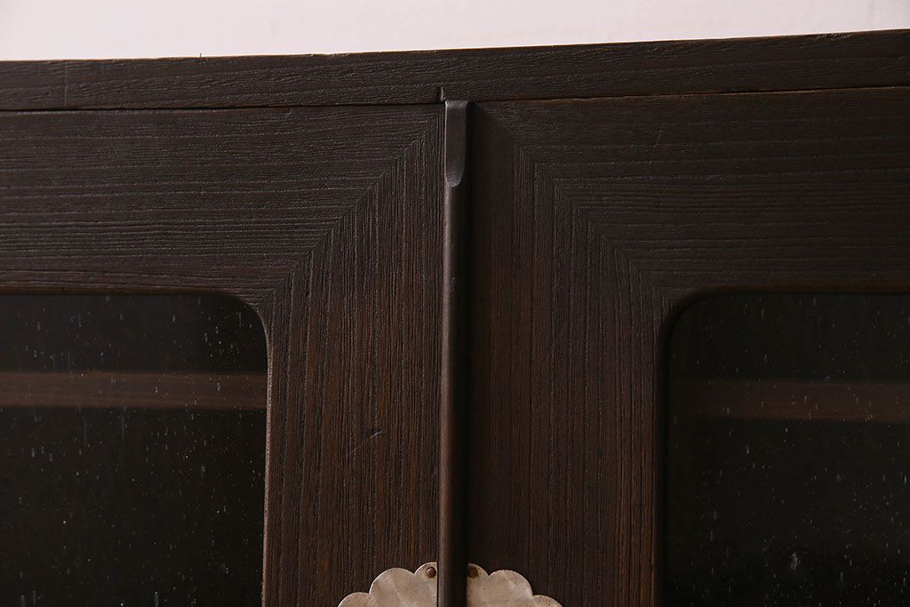 アンティーク家具　気泡ガラス入り　金具のデザインがおしゃれな鉄脚ローボード(ローチェスト)