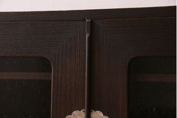 アンティーク家具　気泡ガラス入り　金具のデザインがおしゃれな鉄脚ローボード(ローチェスト)