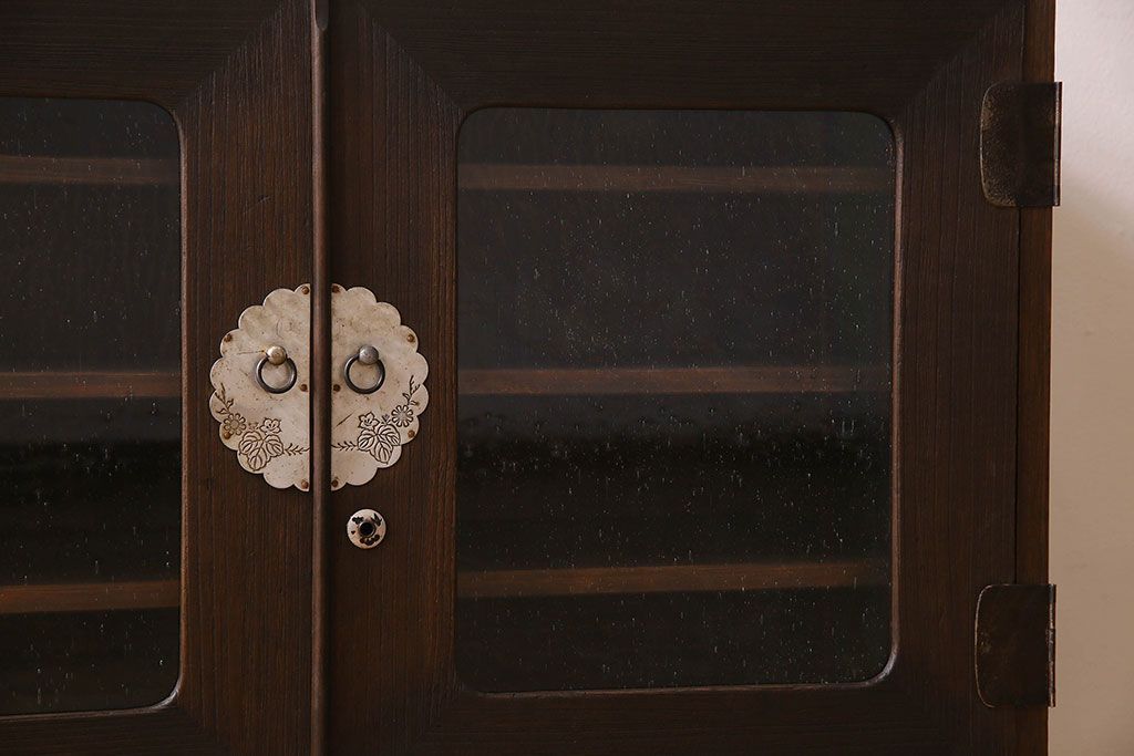 アンティーク家具　気泡ガラス入り　金具のデザインがおしゃれな鉄脚ローボード(ローチェスト)