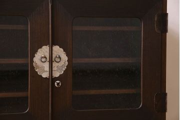 アンティーク家具　気泡ガラス入り　金具のデザインがおしゃれな鉄脚ローボード(ローチェスト)