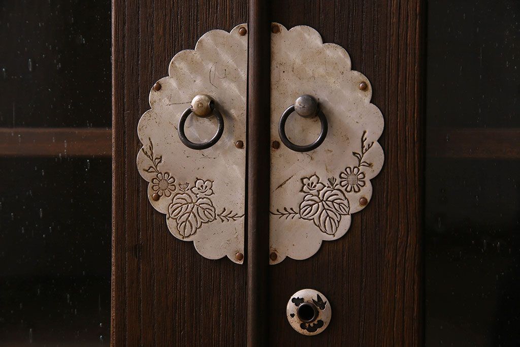 アンティーク家具　気泡ガラス入り　金具のデザインがおしゃれな鉄脚ローボード(ローチェスト)