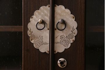 アンティーク家具　気泡ガラス入り　金具のデザインがおしゃれな鉄脚ローボード(ローチェスト)