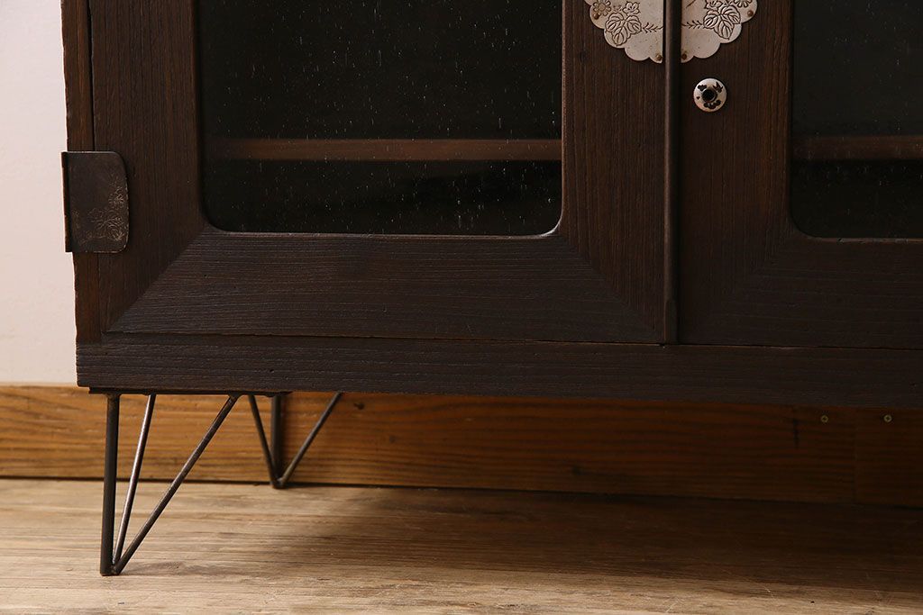 アンティーク家具　気泡ガラス入り　金具のデザインがおしゃれな鉄脚ローボード(ローチェスト)