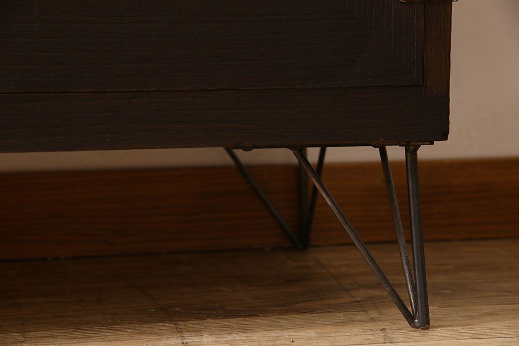 アンティーク家具　気泡ガラス入り　金具のデザインがおしゃれな鉄脚ローボード(ローチェスト)