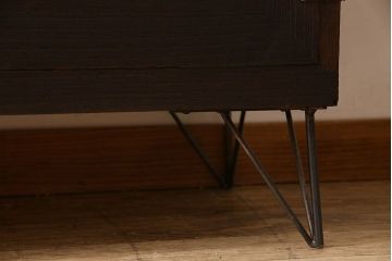 アンティーク家具　気泡ガラス入り　金具のデザインがおしゃれな鉄脚ローボード(ローチェスト)