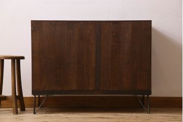 アンティーク家具　気泡ガラス入り　金具のデザインがおしゃれな鉄脚ローボード(ローチェスト)