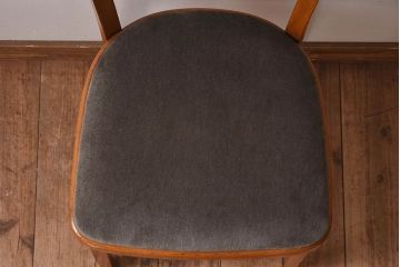 アンティーク家具　イギリスアンティーク　滑らかな木肌が魅力のブナ材製クッションチェア(椅子)(1)