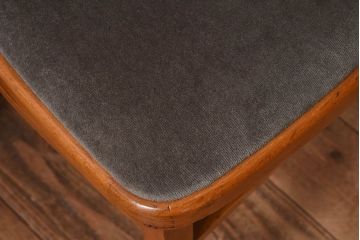 アンティーク家具　イギリスアンティーク　滑らかな木肌が魅力のブナ材製クッションチェア(椅子)(1)