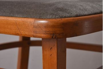 アンティーク家具　イギリスアンティーク　滑らかな木肌が魅力のブナ材製クッションチェア(椅子)(1)