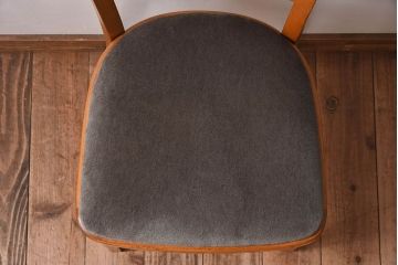 アンティーク家具　イギリスアンティーク　滑らかな木肌が魅力のブナ材製クッションチェア(椅子)(2)