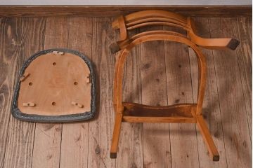 アンティーク家具　イギリスアンティーク　滑らかな木肌が魅力のブナ材製クッションチェア(椅子)(2)